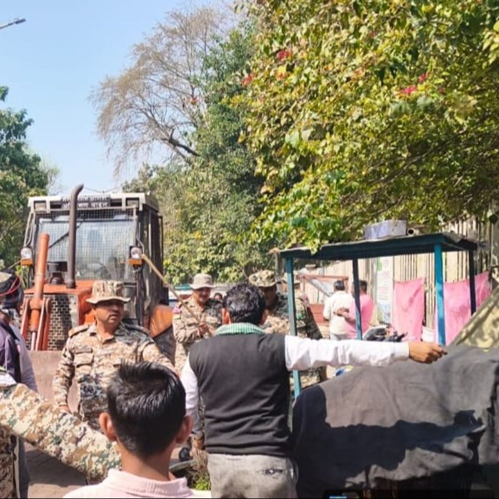 ताजमहल के पास लगे अतिक्रमण पर चला बुलडोजर:देश-विदेशी सैलानियों को आने-जाने हो रही थी परेशानी, कार्रवाई से आस-पास मचा हड़कंप