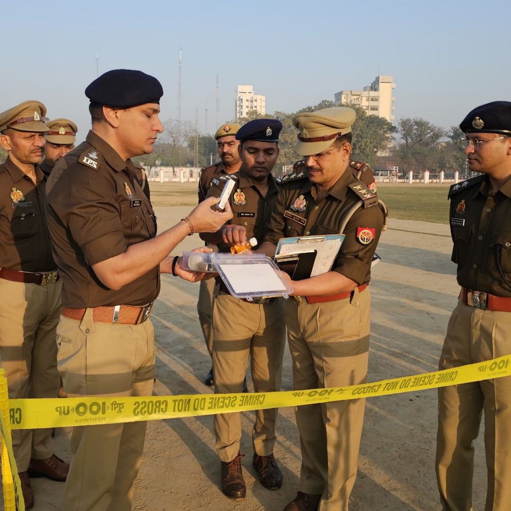 प्रतापगढ़ SP ने ली परेड की सलामी:ड्रोन कैमरे से हुई निगरानी, फॉरेंसिक टीम ने आपराधिक घटनाओं में साक्ष्य संकलन के गुर सिखाए