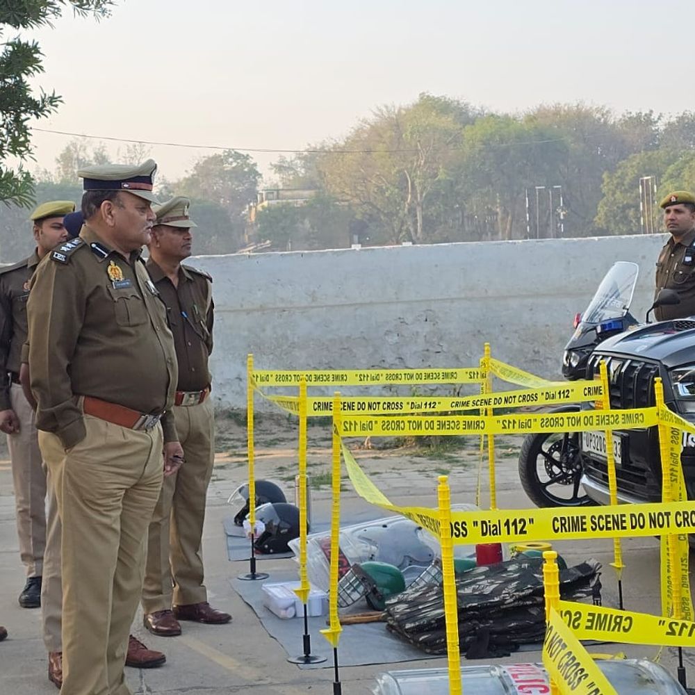 SSP एटा ने पुलिस लाइन में परेड की सलामी ली:व्यवस्थाओं, वाहनों और हथियारों का निरीक्षण किया