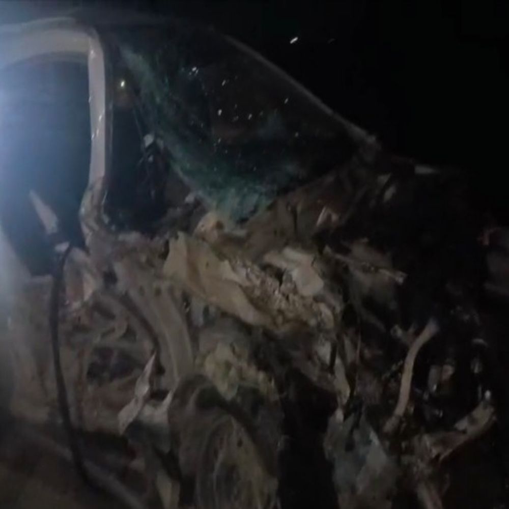 शाहजहांपुर में दो ट्रैक्टर-ट्रालियों ने कार को मारी टक्कर:पेस्टीसाइड कंपनी के फील्ड ऑफिसर गंभीर घायल, कार के परखच्चे उड़े