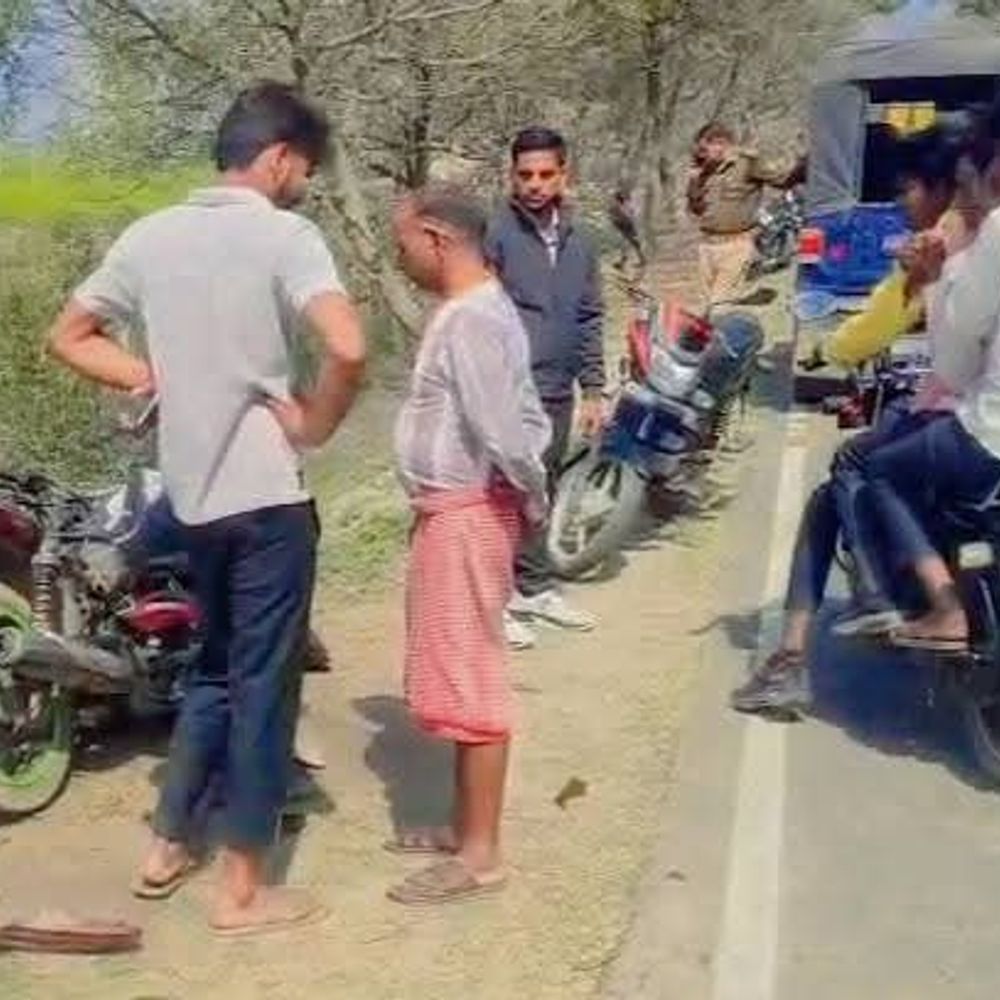 बदायूं में अज्ञात वाहन की टक्कर से छात्र की मौत:हाईस्कूल का पेपर देकर लौट रहा था, दोस्त की हालत गंभीर