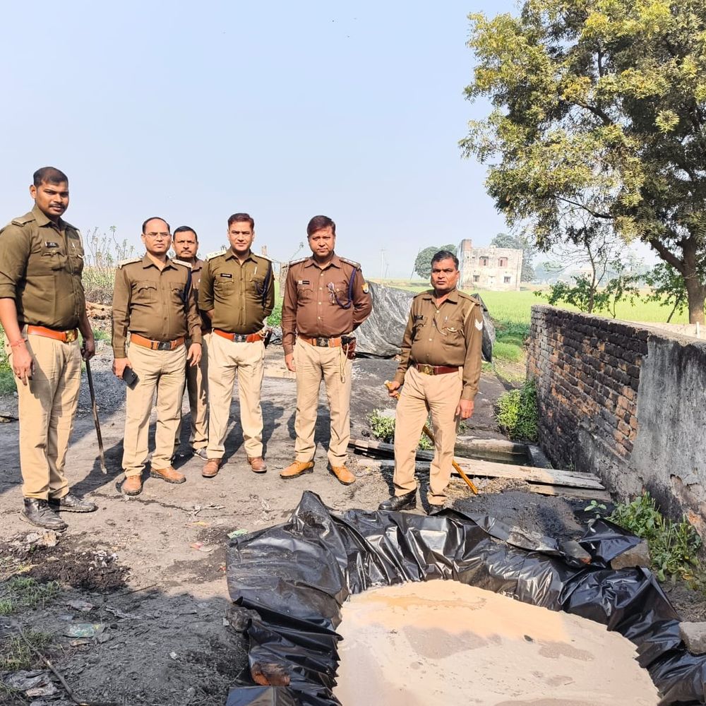 खीरी में 450 लीटर अवैध कच्ची शराब बरामद:1700 किलोग्राम लहन नष्ट, आबकारी विभाग ने होली से पहले की बड़ी कार्रवाई