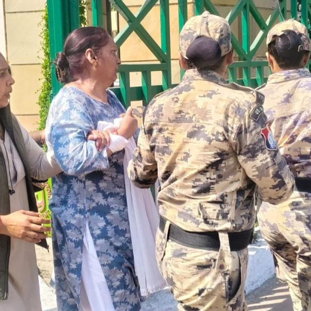 लखनऊ में लोकसभा के बाहर आत्महत्या करने पहुंची महिला:खुद के ऊपर डाल पेट्रोल, पुलिस ने पकड़ा, जमीन विवाद को लेकर थी परेशान