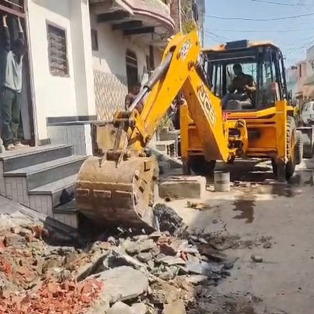 भिवानी में अतिक्रमण पर चला पीला पंजा:  नगर परिषद टीम ने JCB की मदद से तोड़े अवैध चबूतरे, गली निर्माण से पहले चलाया अभियान – Bhiwani News