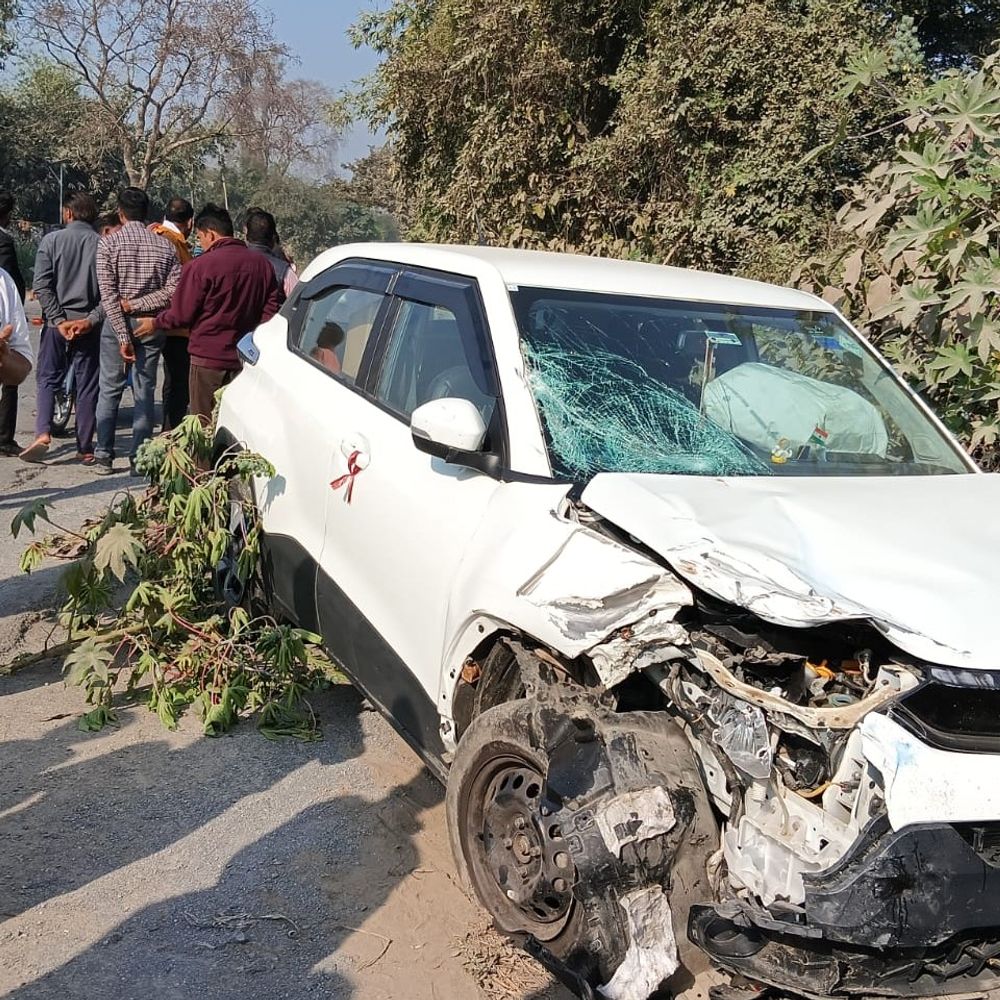 आजमगढ़ में एक्सीडेंट में छात्र की मौत:बाइक से परीक्षा देने जा रहा था, कार ने मारी टक्कर