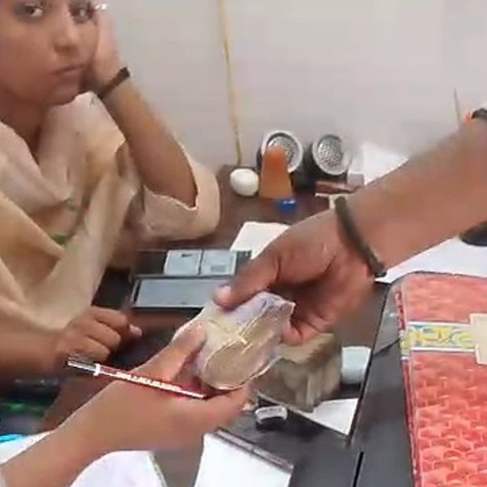 गोंडा MIC के कर्मचारियों का नोटों की गड्डी लेते वीडियो:विदेश भेजने के नाम पर डेढ़ लाख रुपए तक की ठगी का खुलासा, पांच फरार