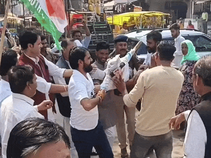 श्योपुर में उदय भानु चिब की रिहाई को लेकर प्रदर्शन:  जय स्तम्भ चौक पर पीएम का पुतला जलाने का प्रयास, पुलिस ने छीनकर पानी डाला – Sheopur News