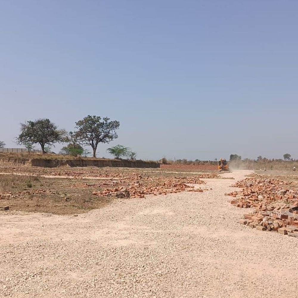 प्रयागराज में 10 बीघा अवैध प्लाटिंग ध्वस्त:ससुर खदेरी नदी किनारे केपी कॉलेज के आगे हुई कार्रवाई, केस दर्ज