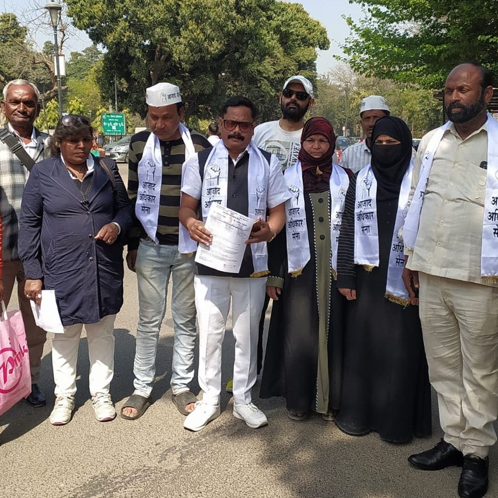 आजाद अधिकार सेना का कलेक्ट्रेट पर प्रदर्शन:शंकराचार्य अविमुक्तेश्वरानंद पर दर्ज मुकदमे वापस लेने की मांग