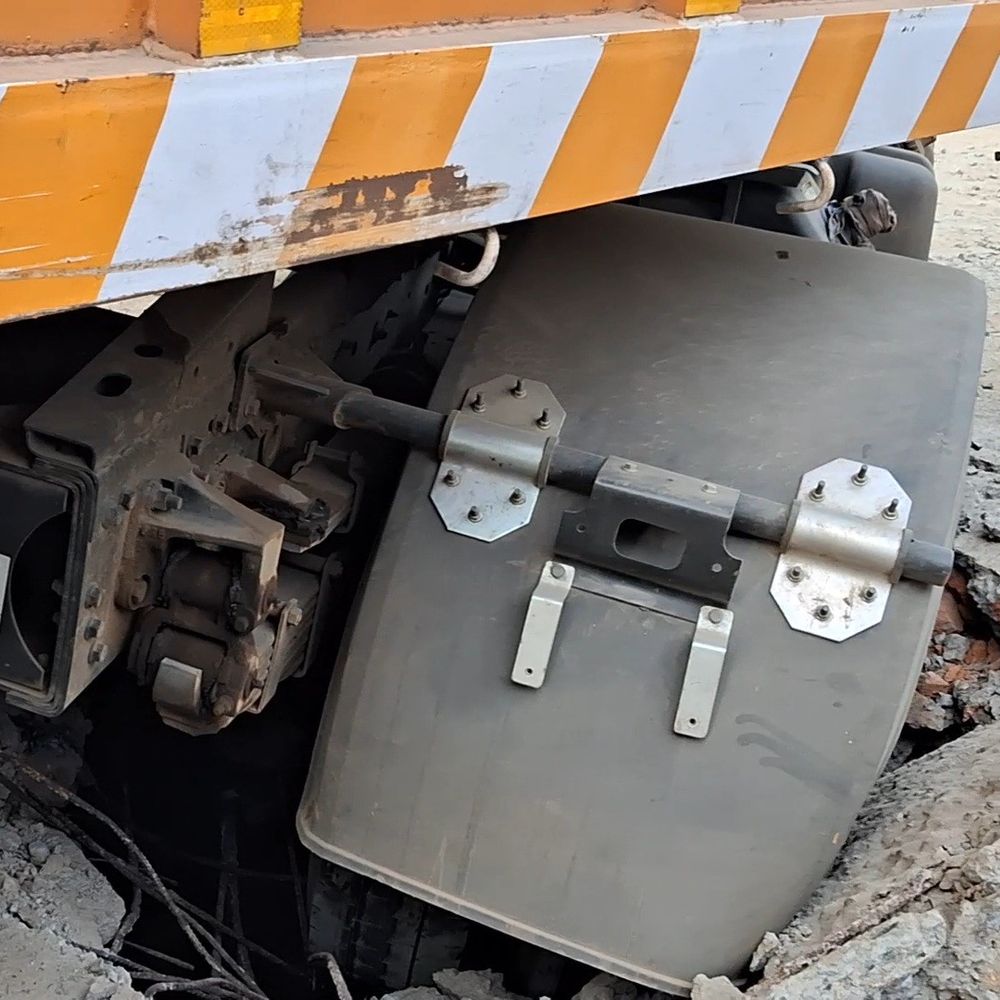 सरिया से लदा 18 चक्का ट्राला नाले में धंसा:  लोहे के जाल में पहिया फंसने से पलटने से बचा; निकालने तक मार्ग 3-4 घंटे बंद रहेगा – Damoh News