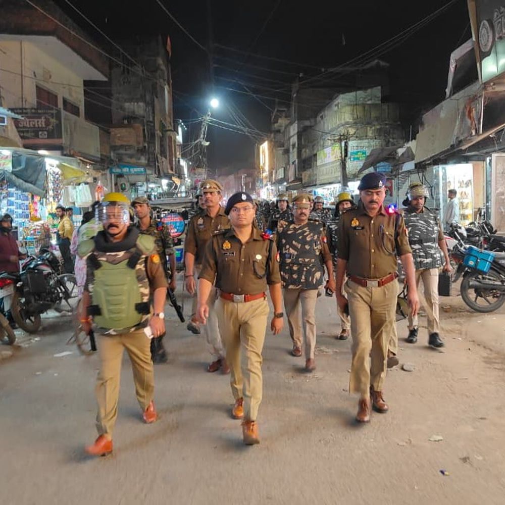 सोनभद्र एसपी ने निकाला फ्लैग मार्च:होली, रमजान के मद्देनजर शांति व्यवस्था बनाए रखने की अपील