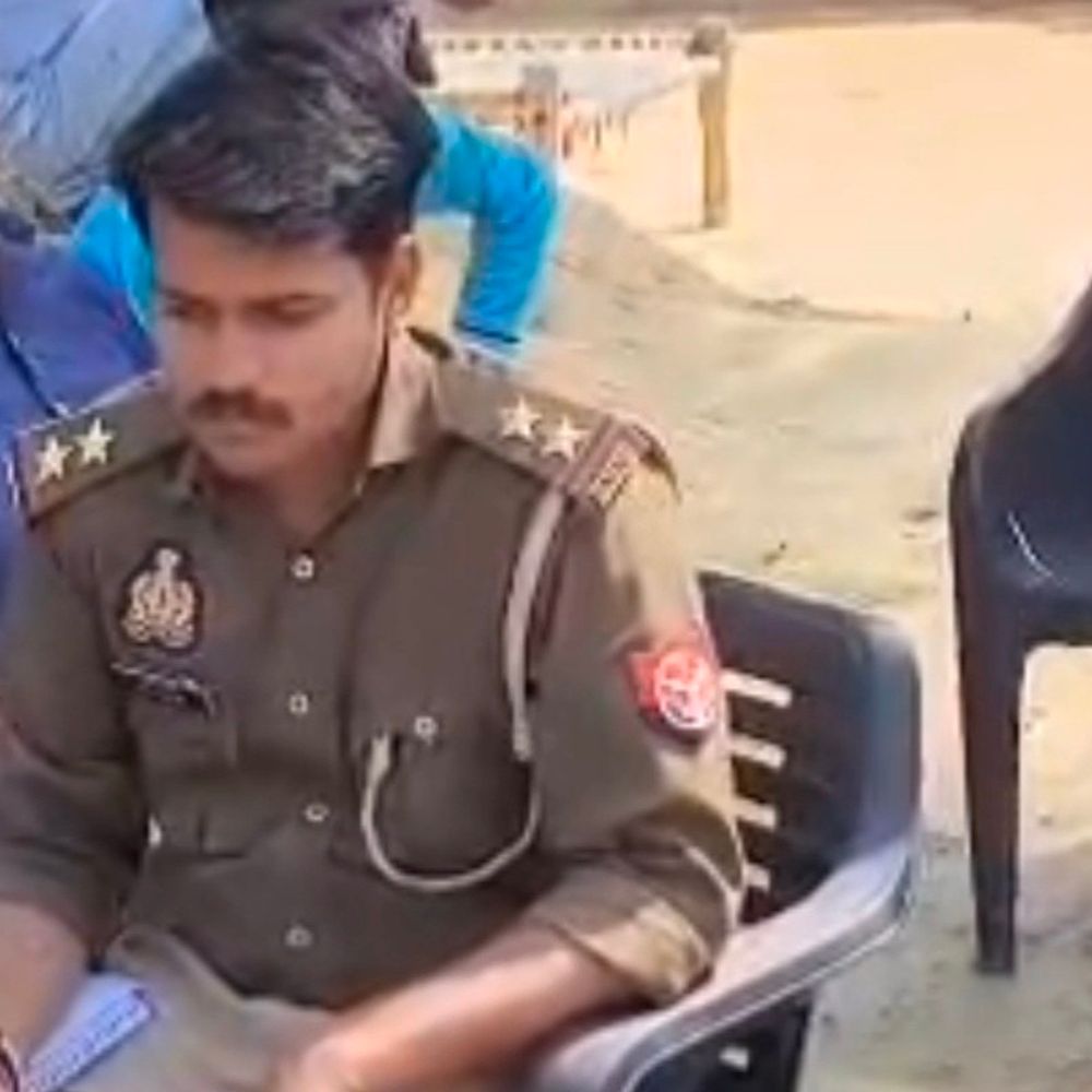 रायबरेली में युवक ने फांसी लगाकर की आत्महत्या:घटनास्थल से पेट्रोल, फटा पर्स और घर के बाहर टूटा मोबाइल पुलिस ने किया बरामद