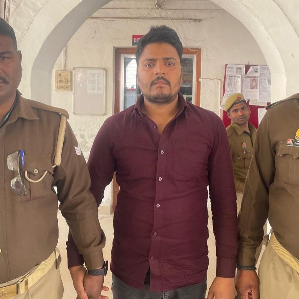 चंदौली में 50 हजार का इनामी अपराधी गिरफ्तार:पुलिस और एसटीएफ ने पकड़ा, गोवध-गैंगस्टर का है आरोपी