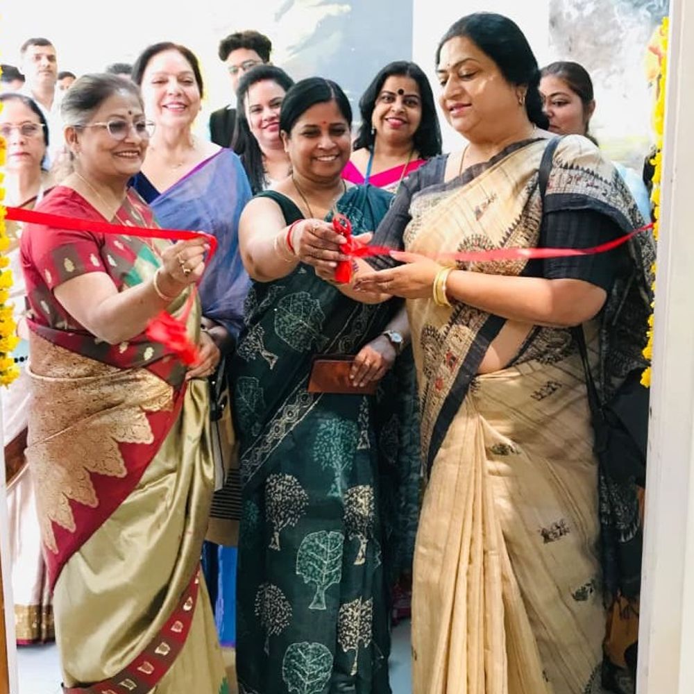 कानपुर में 'आधा आसमान' प्रदर्शनी का आगाज:60 महिला कलाकारों ने कैनवास पर उकेरी आधी आबादी की जिजीविषा