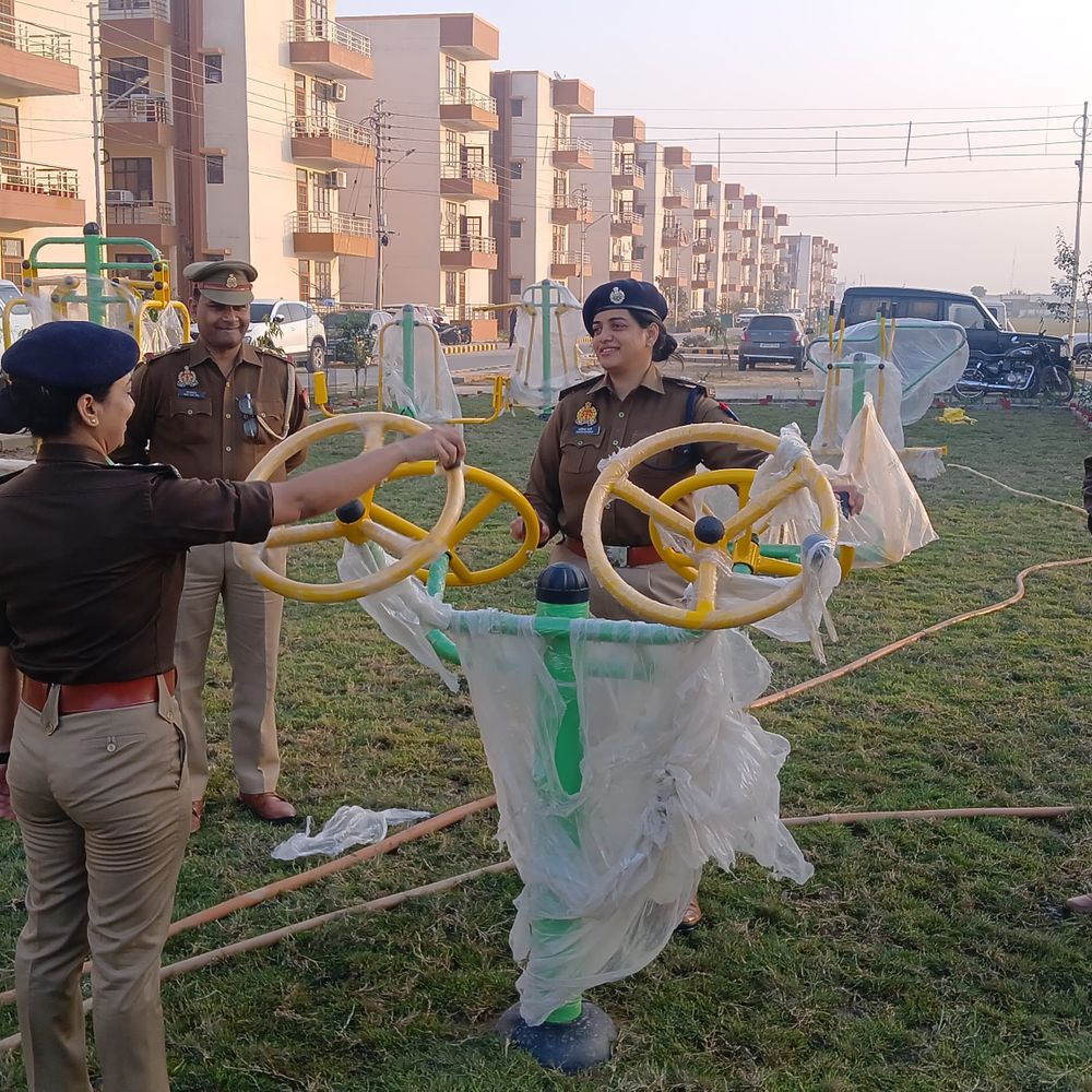 कासगंज एसपी ने साप्ताहिक परेड की सलामी ली:प्रशिक्षु आरक्षियों को दंगा नियंत्रण का अभ्यास कराया, साफ वर्दी के निर्देश