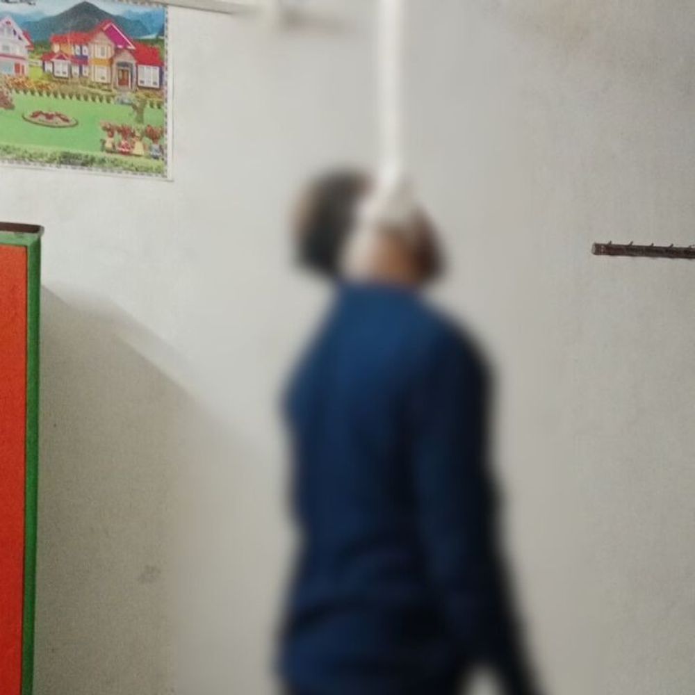 लखीमपुर में युवक का शव संदिग्ध हालत में मिला:कमरे में पंखे से लटका मिला शव, देर रात मुंडन कार्यक्रम शामिल होने के बाद लौटा था