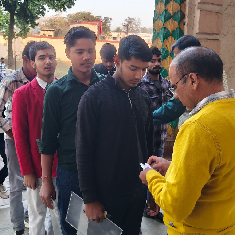 हाथरस के 99 केंद्रों पर यूपी बोर्ड परीक्षा शुरू:44,370 परीक्षार्थी शामिल, कड़ी सुरक्षा और सीसीटीवी निगरानी के बीच आयोजित