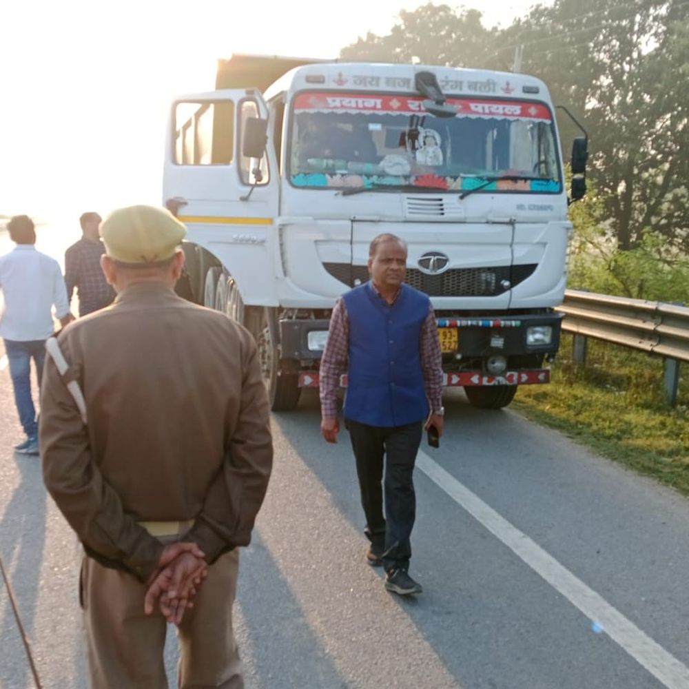 बुन्देलखण्ड एक्सप्रेसवे पर अवैध खनन, चार डम्पर पर जुर्माना:1.32 लाख की वसूली, प्रशासन का अभियान जारी