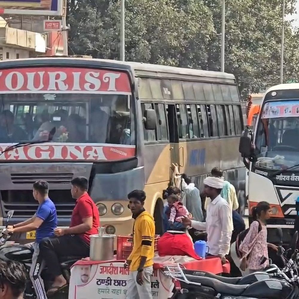 करौली में प्राइवेट बसों की हड़ताल खत्म:  प्रशासन से सकारात्मक वार्ता के बाद लिया फैसला – Karauli News