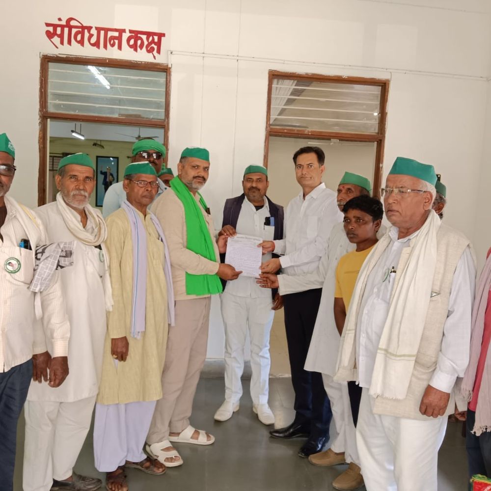 किसानों ने नहरों की सफाई, बिजली आपूर्ति की मांग की:कानपुर देहात में भाकियू के कार्यकर्ताओं ने डीएम को ज्ञापन सौंपा