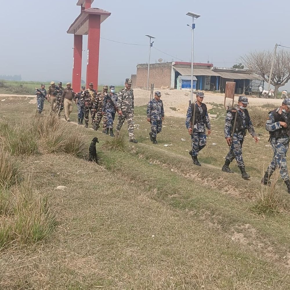 भारत-नेपाल सीमा पर सुरक्षा बढ़ी:सिद्धार्थनगर में होली-रमजान से पहले पुलिस-सुरक्षा बलों ने किया संयुक्त गश्त