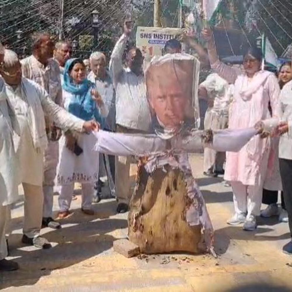 रेवाड़ी में किसानों ने मोदी-ट्रंप का पुतला फूंका:  भारत-अमेरिका ट्रेड डील के का विरोध, रद्द न होने पर बड़े आंदोलन की चेतावनी – Bawal News