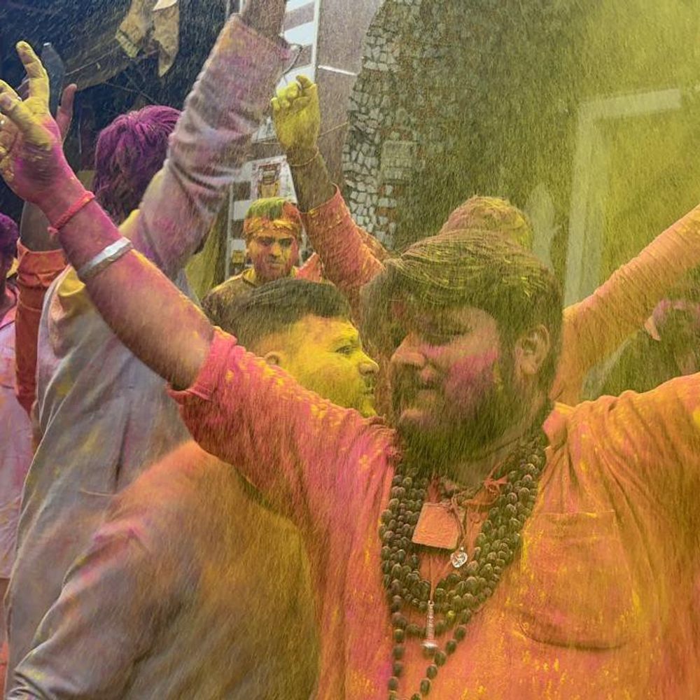 जौनपुर में रंगभरी एकादशी पर फूलों की होली:मंदिरों में उड़े अबीर-गुलाल, श्रीरामचरितमानस का पाठ भी हुआ