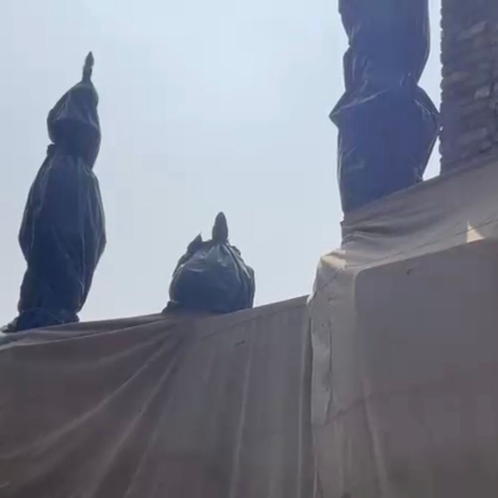 बिजनौर में रंग एकादशी पर जुलूस, मस्जिदें ढकीं:जुमे की नमाज के कारण जुलूस मार्ग की मस्जिदें पॉलिथीन से ढकीं