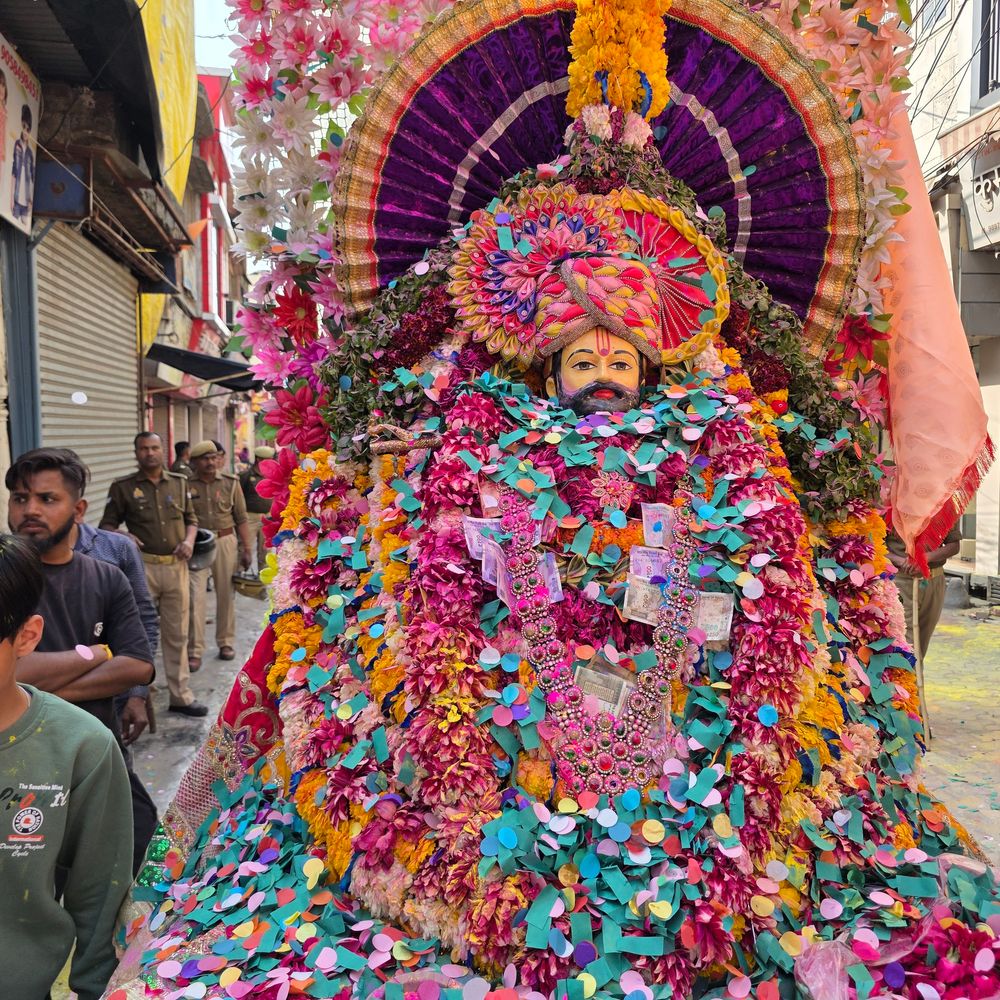 संभल में बाबा श्याम की एकादशी शोभायात्रा निकाली गई:श्रद्धालुओं ने रंग-गुलाल उड़ाया, सुरक्षा के बीच 2 घंटे में यात्रा पूरी हुई