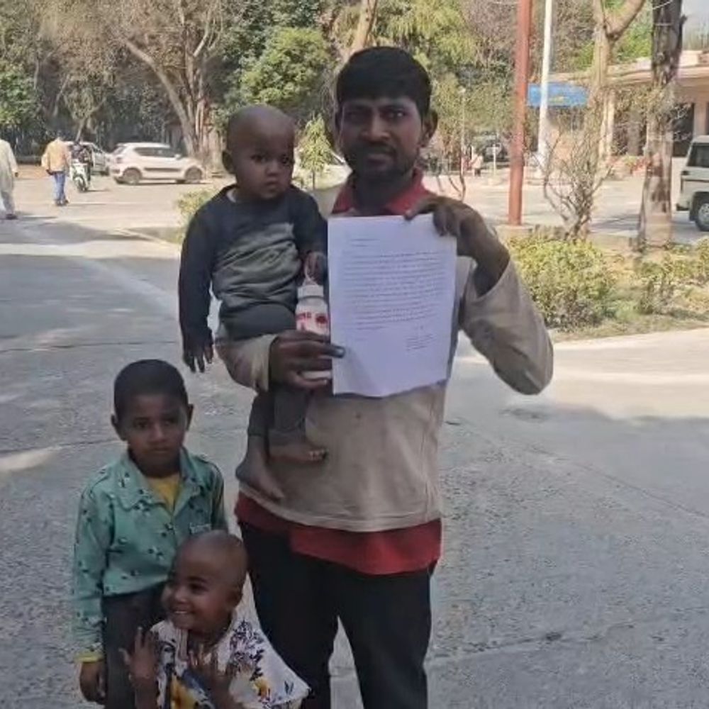 महिला को बहला-फुसलाकर ले जाने का आरोप:बागपत में पति ने डीएम से लगाई न्याय की गुहार, दी तहरीर