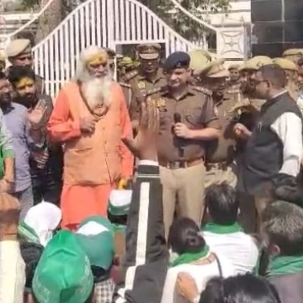 किसान नेता पर केस दर्ज, किसानों ने घेरा एसएसपी दफ्तर:मुजरिया एसएचओ पर कार्रवाई की मांग, अफसरों ने बंद कराया एसएसपी ऑफिस का गेट