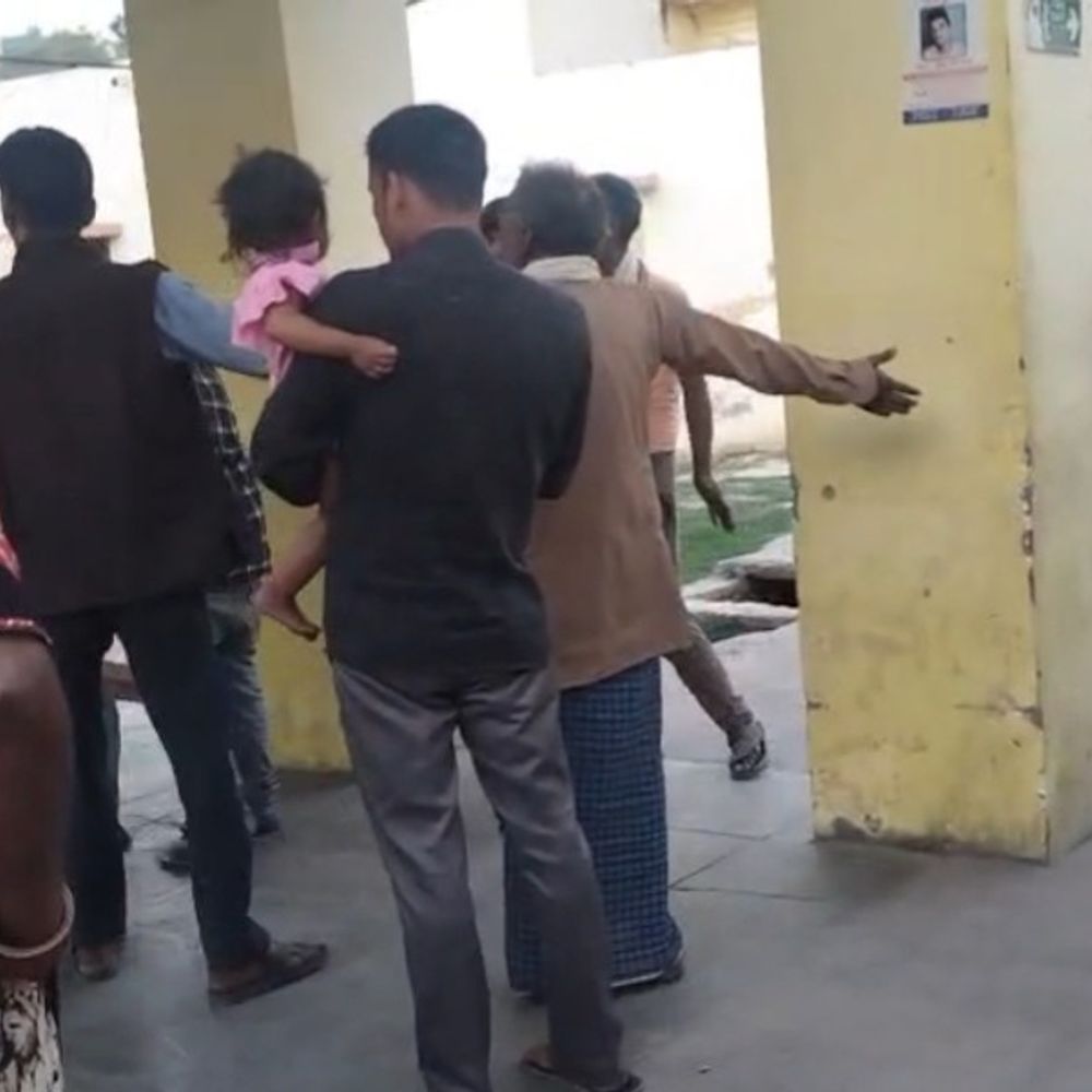 बदायूं में वाहन की टक्कर से बच्चे की मौत:कासगंज से ननिहाल आते समय हादसा, बाइक सवार पिता घायल