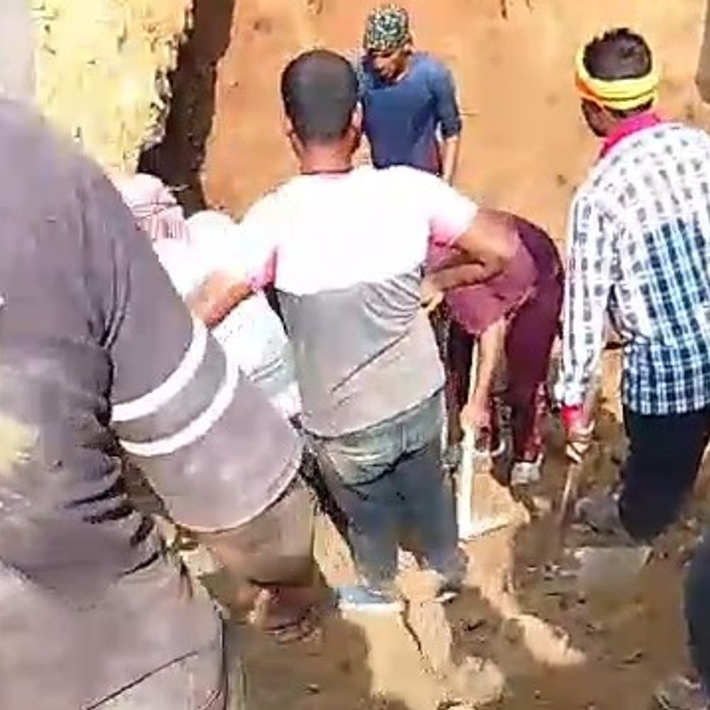 पीलीभीत फैक्ट्री में मिट्टी का टीला धंसा, मौत:मजदूर ने तोड़ा दम, दो गंभीर घायल, सुरक्षा मानकों की अनदेखी का आरोप