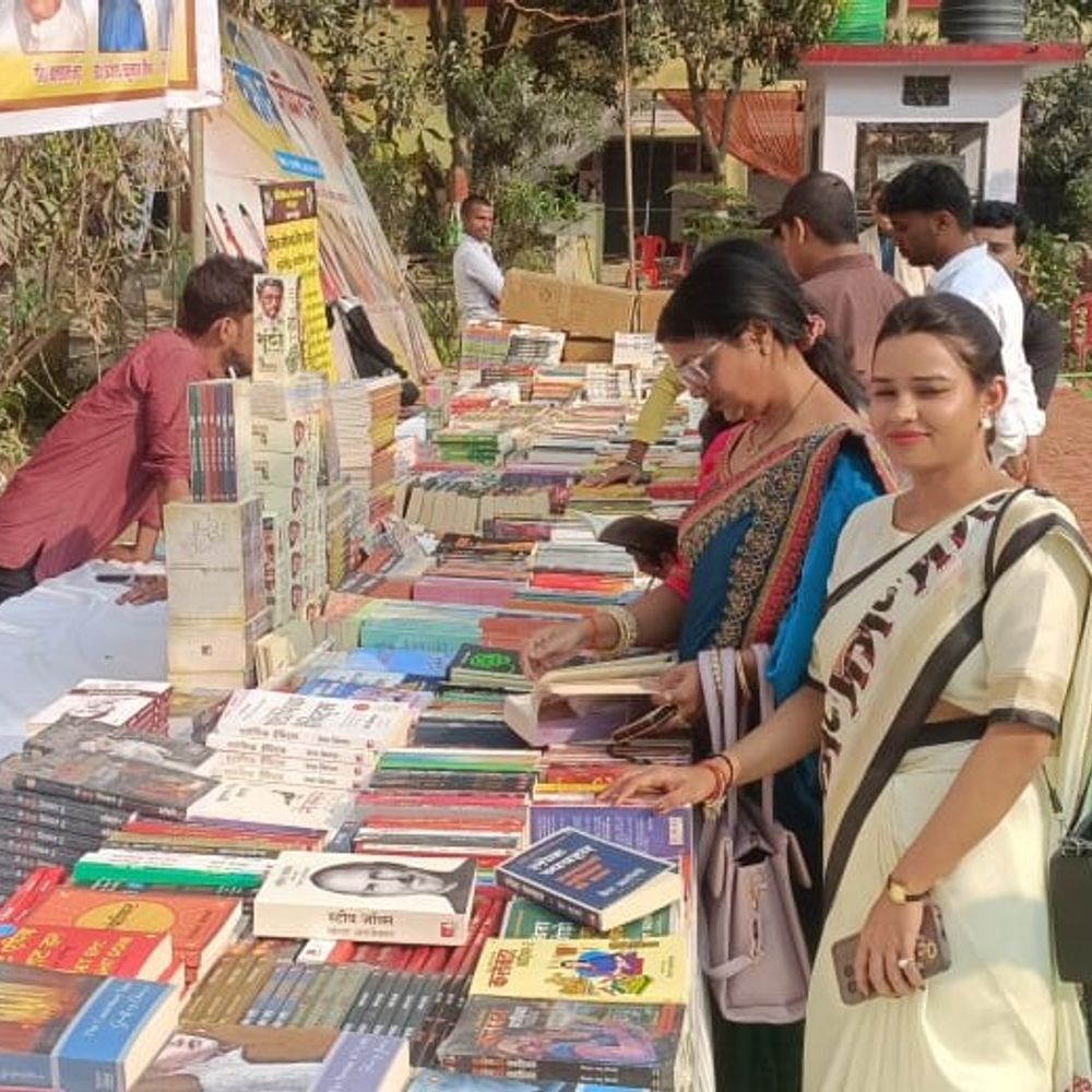 महाराजगंज में पुस्तक प्रदर्शनी में लोगों ने खरीदी किताबें:साहित्य, कला और विज्ञान से जुड़ी पुस्तकों में युवाओं ने दिखाई रुचि