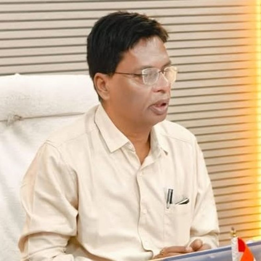 यूपी की बड़ी खबरें:6 IAS-PCS अफसरों का तबादला, ललितपुर के ADM राजेश श्रीवास्तव को गोरखपुर मंडल भेजा गया