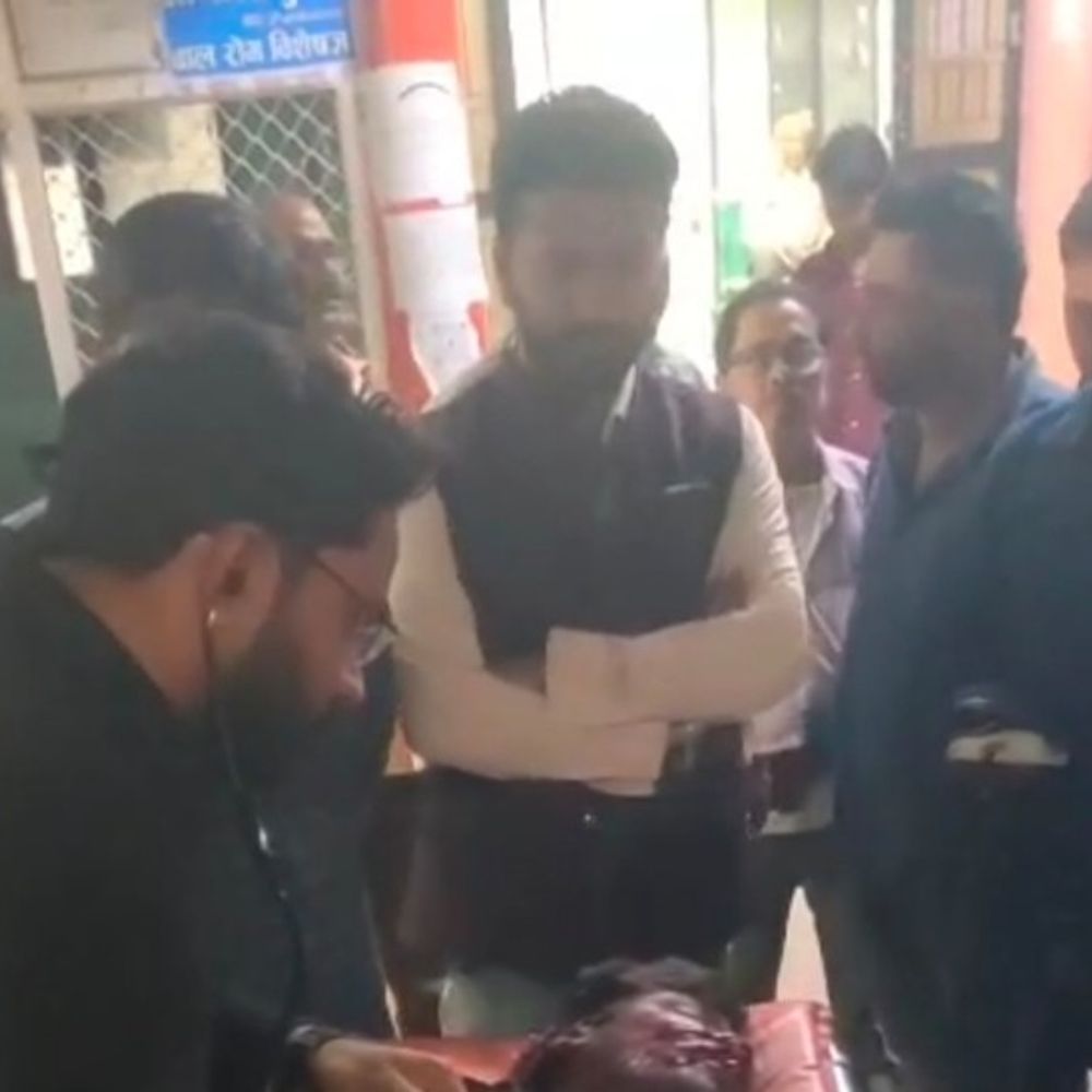 सुल्तानपुर में सड़क हादसे में युवक की मौत:घर का था इकलौता, दो बाइकों की भिड़ंत, तीन घायल; दो मेडिकल कॉलेज रेफर