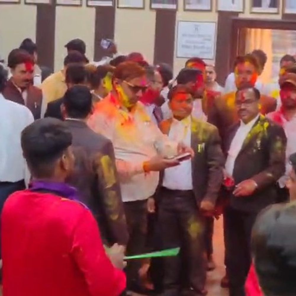 इटावा डीबीए हॉल में होली मिलन समारोह:न्यायिक अधिकारी और अधिवक्ताओं ने गुलाल-फूलों से होली खेली