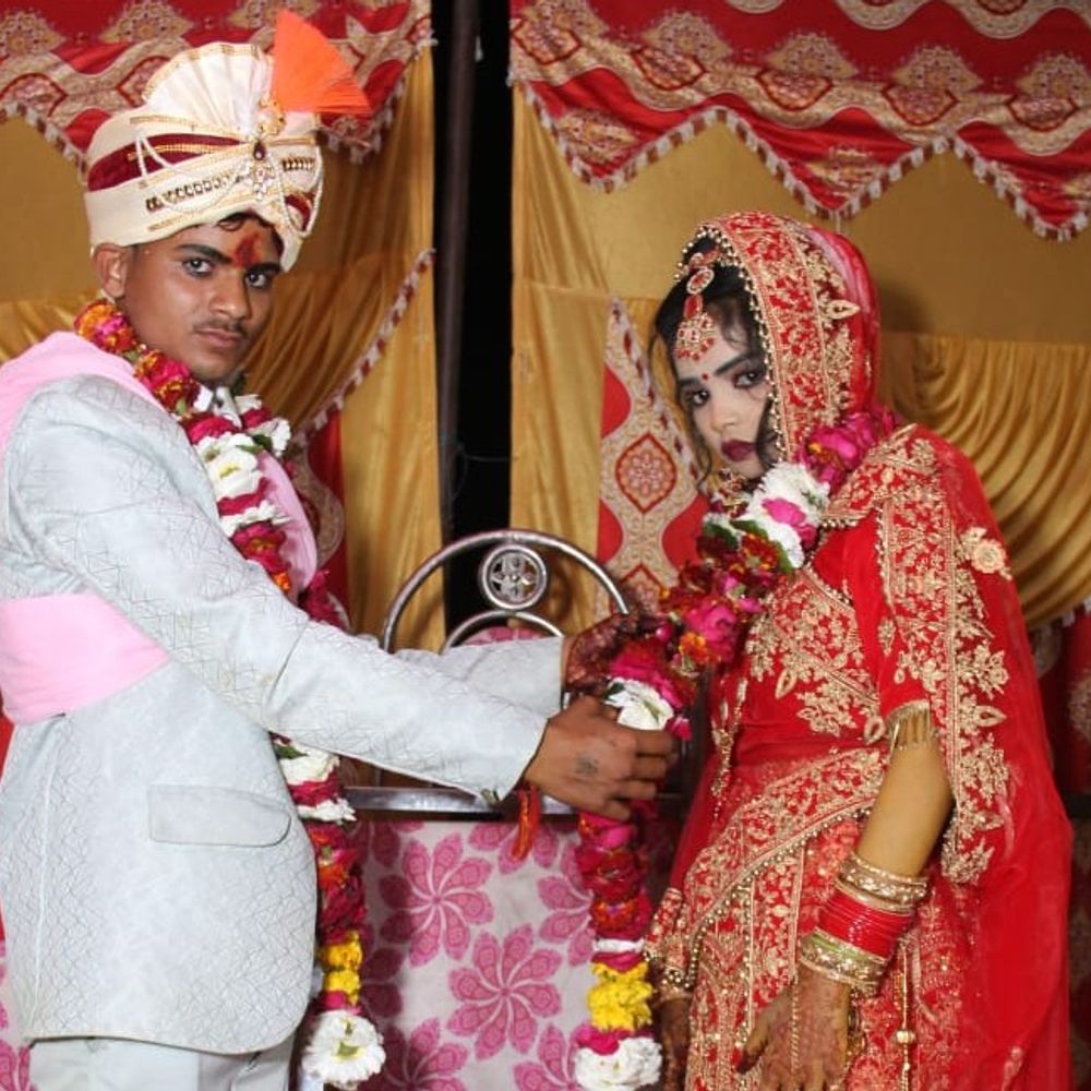 शादी के 6 दिन बाद दुल्हन चाचा के साथ फरार:हाथरस में ससुराल वालों को बेहोश कर 15 लाख की ज्वैलरी और नकदी भी ले गई