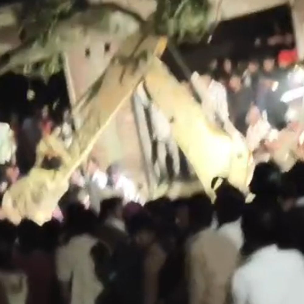 देवरिया में बस बचाने में पेड़ से टकराया ट्रेलर:45 मिनट तक केबिन में फंसा रहा ड्राइवर, पुलिस ने सुरक्षित ने बाहर निकाला