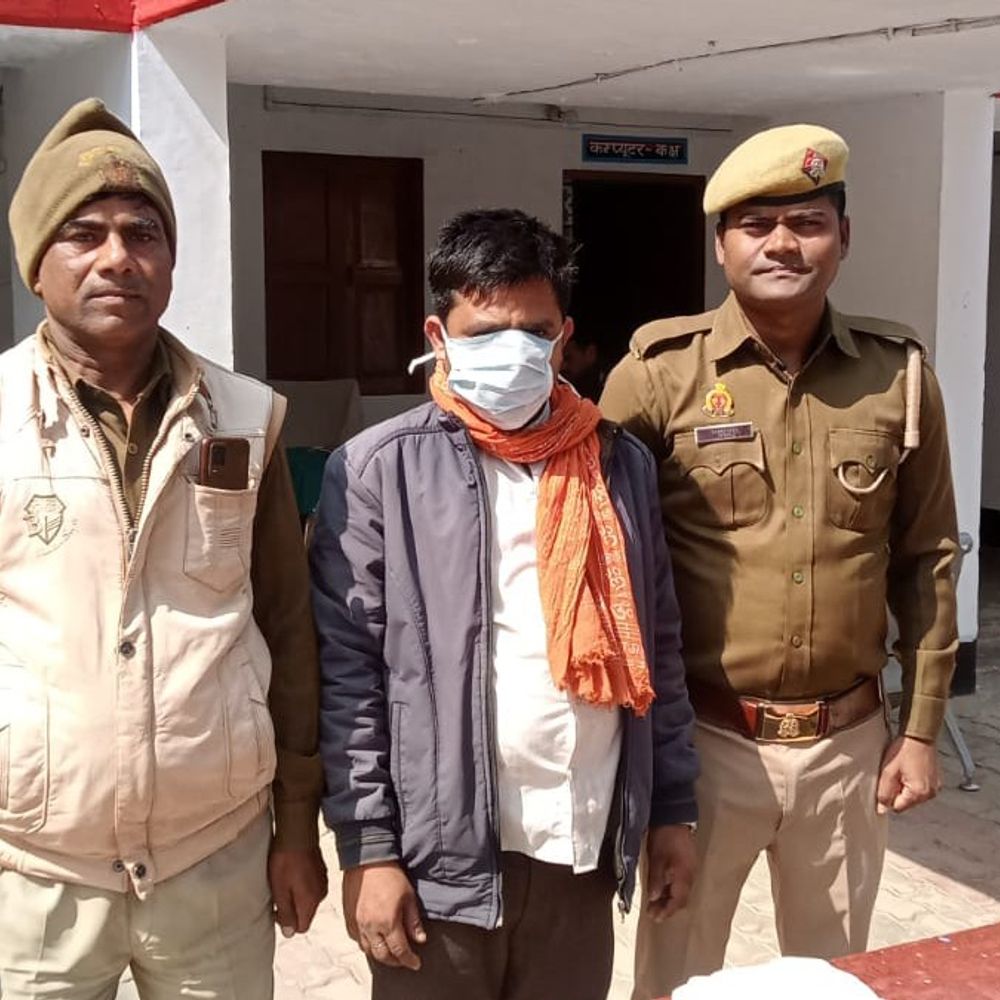 श्रावस्ती पुलिस ने अवैध गांजा के साथ आरोपी को पकड़ा:चेकिंग के दौरान नकदी और बाइक बरामद, केस दर्ज