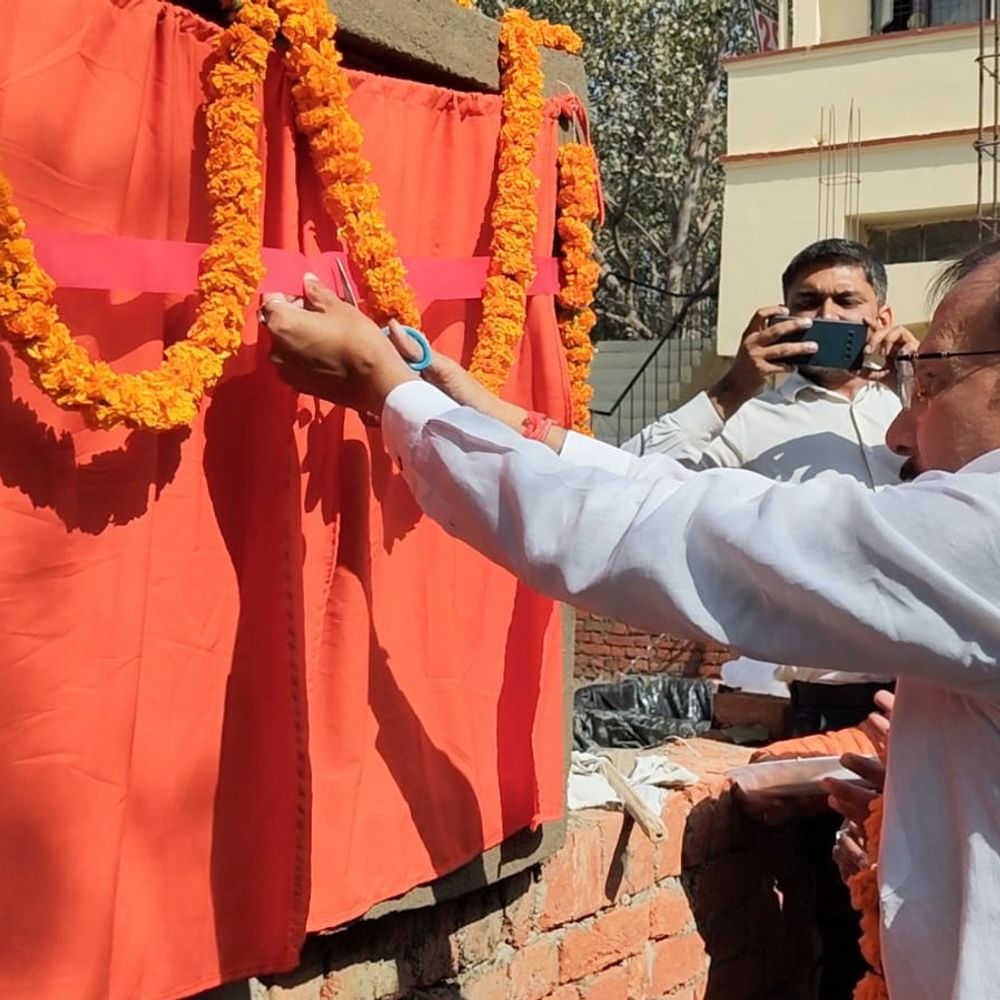 सपा सांसद राजीव राय ने पुस्तकालय कक्ष का शिलान्यास किया:मऊ सदर तहसील में अधिवक्ताओं को मिलेगी सुविधा, 17.79 लाख रुपए की लागत से बनी