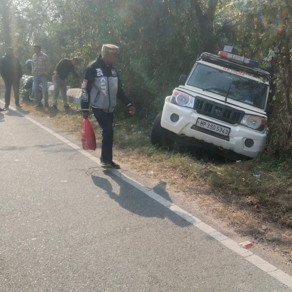 कांगड़ा में पेड़ से टकराई पुलिस की गाड़ी:  देहरा कोर्ट जा रही थी टीम; बाल-बाल बचे पुलिसकर्मी, ओवरटेक के दौरान हादसा – Dehra News