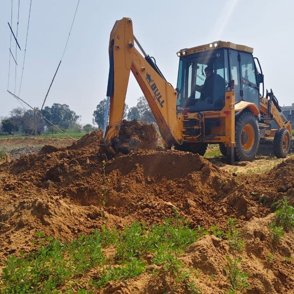 हांसी में DTP ने अवैध कॉलोनी ध्वस्त की:  कच्ची सड़कें तोड़ीं; 5 एकड़ में किया जा रहा निर्माण कार्य हटाया, पुलिस रही मौजूद – Hansi News