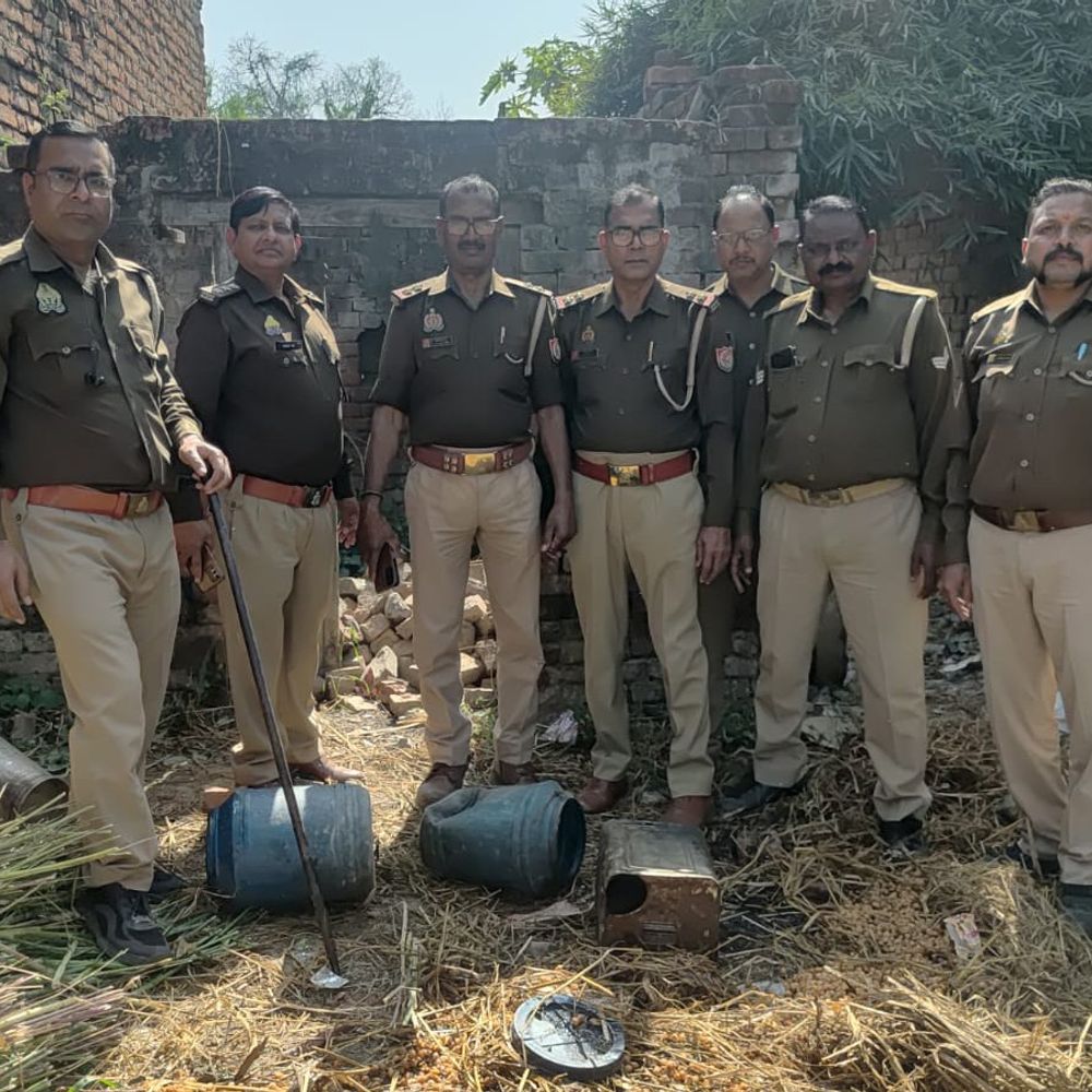 अमेठी में आबकारी विभाग की छापेमारी:78 लीटर कच्ची शराब बरामद; 4 केस दर्ज, 250 किलो लहन नष्ट