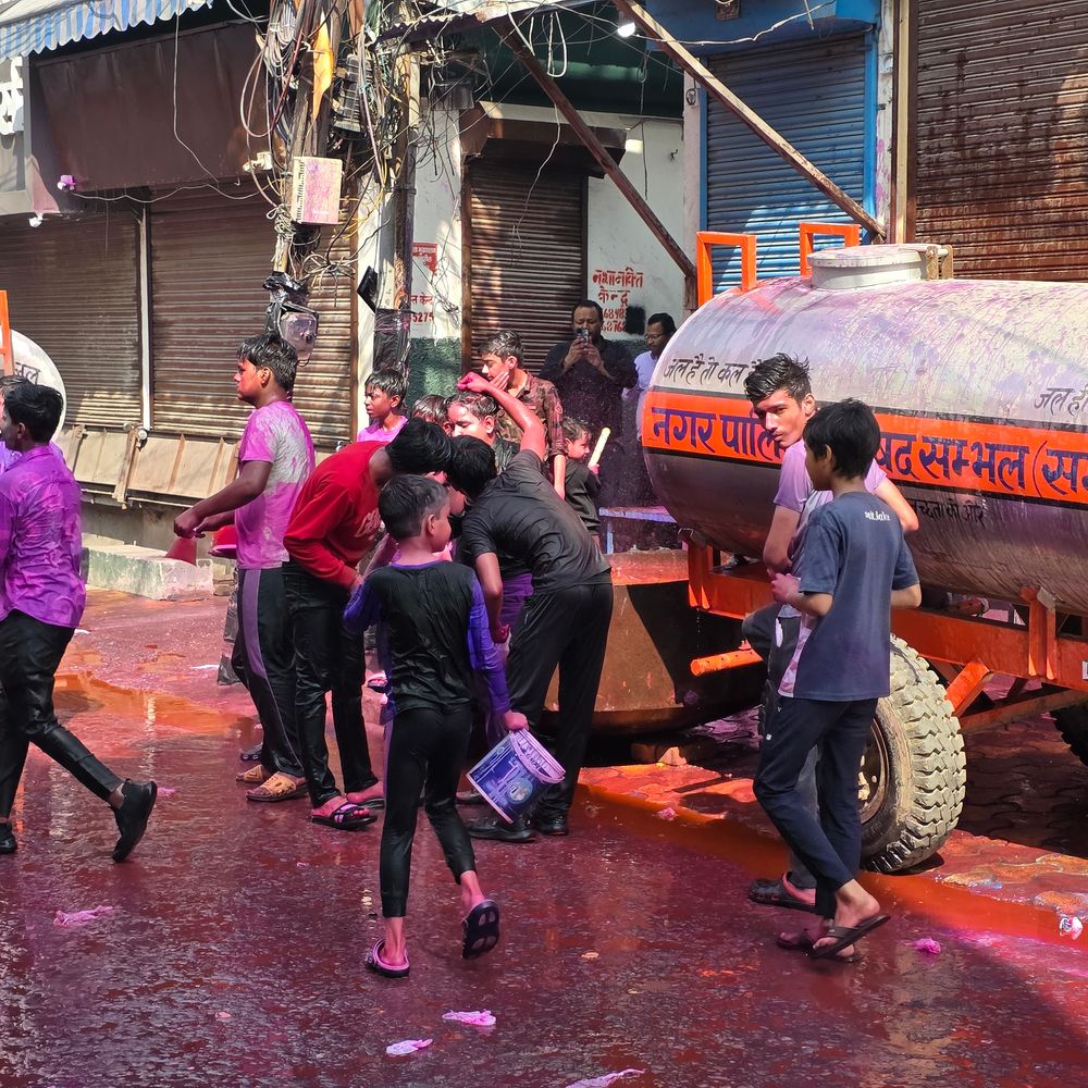 एकादशी पर रंगों से सराबोर हुई कल्कि नगरी:शोक उठाने की 100 साल पुरानी परम्परा, राधाकृष्ण रासलीला हुई