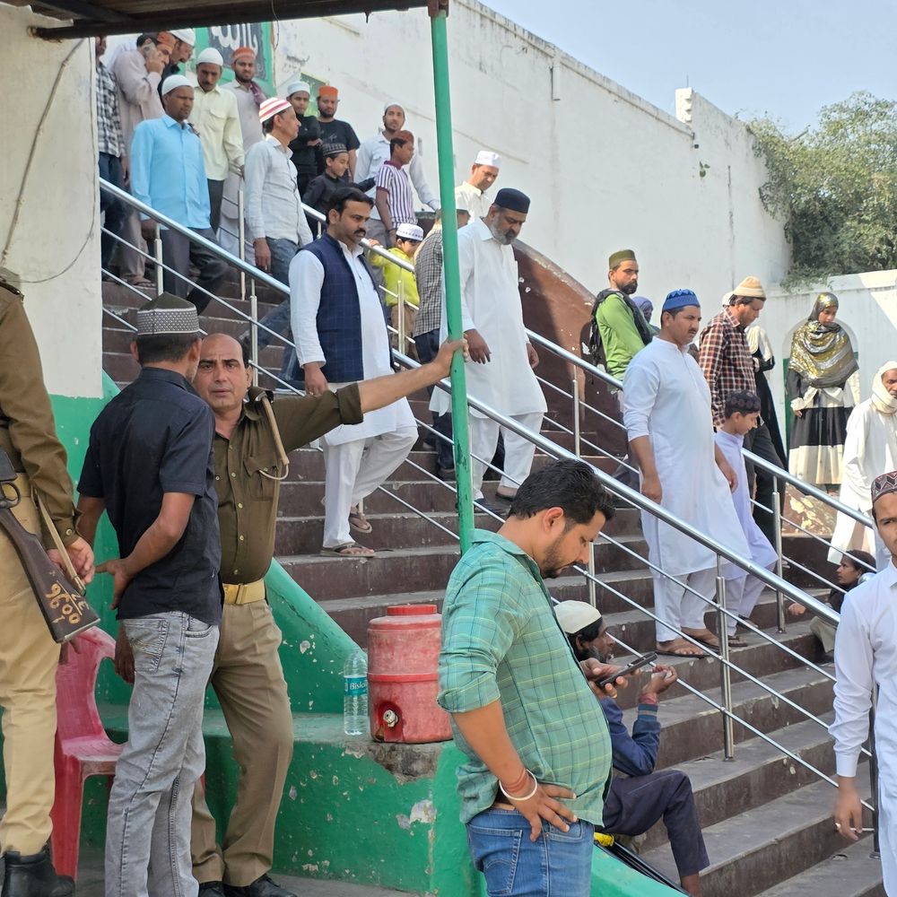 संभल में जुम्मे की नमाज अदा हुई, 3000 लोग रहें:नमाजी बोले- जामा मस्जिद में नमाज के दौरान एकादशी रंग का डीजे बजाया