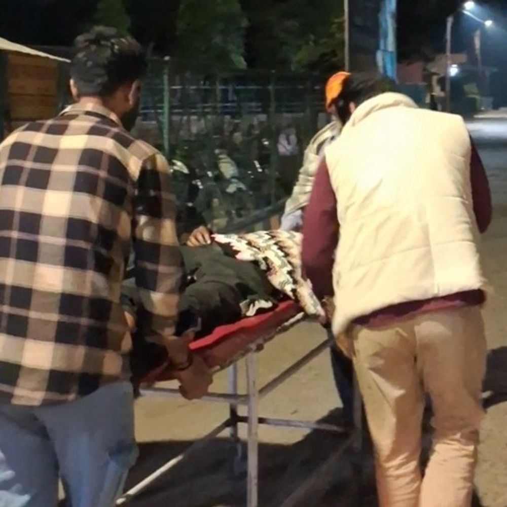 इटावा में बेकाबू कार की टक्कर:रिटायर्ड फौजी की मौत, पाता प्लांट में सिक्योरिटी सुपरवाइजर था, चालक फरार, नंबर प्लेट मिली