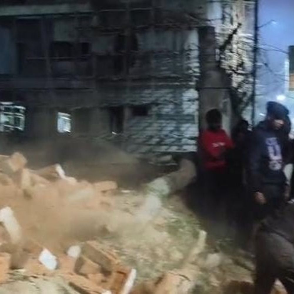 कोरबा में दीवार गिरी, 2 साल के बच्चे की मौत:  दो लोग गंभीर घायल, जेसीबी के धक्के से निर्माणाधीन बाउंड्री वॉल ढहा, बाइक-ऑटो भी हुई डैमेज – Korba News