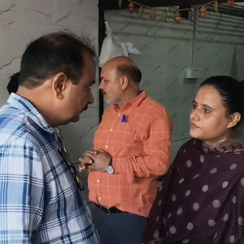 डस्टबिन से मिठाई उठा ले गए लोग, VIDEO:हापुड़ में खाद्य सुरक्षा विभाग ने नष्ट कराई थी, मानक के अनुरूप नहीं थी
