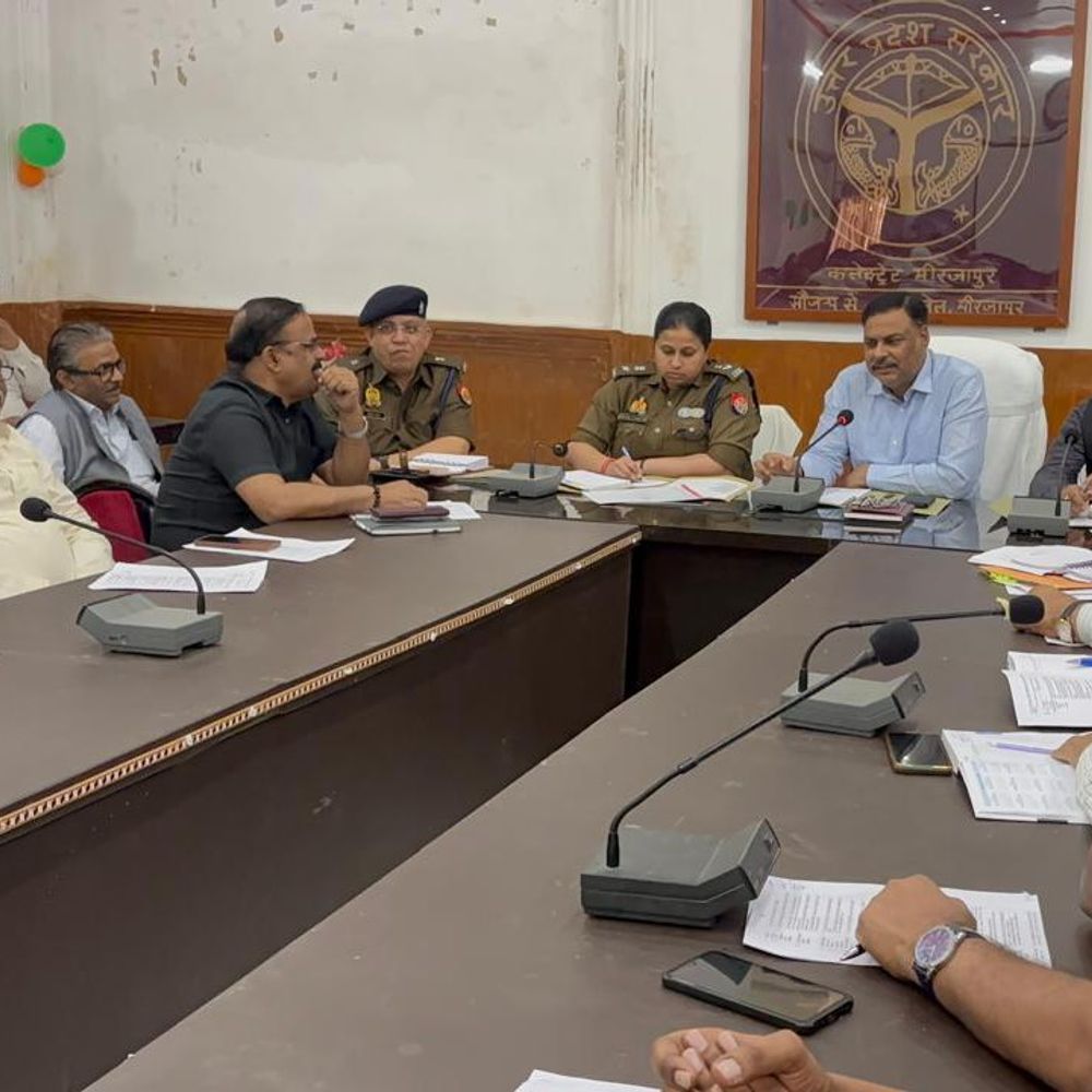 मिर्जापुर में विंध्याचल चैत्र नवरात्रि मेले को लेकर बैठक:डीएम ने पीपा पुल को पैदल यात्रियों के लिए चालू करने के दिए निर्देश